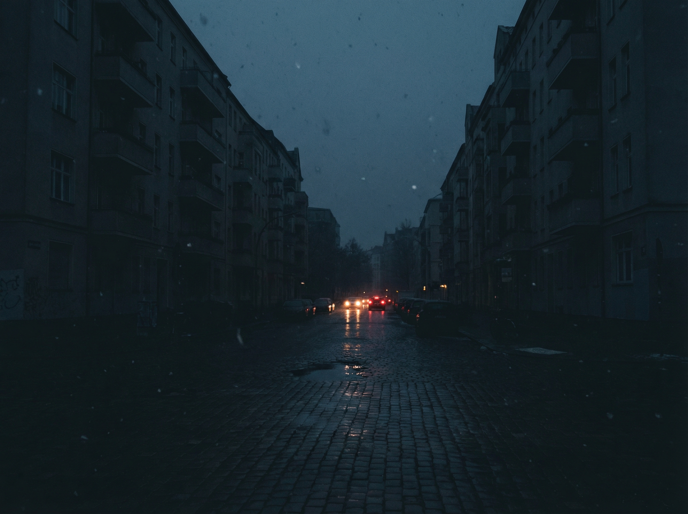 A dark street in Berlin during a power outage, with apartment buildings partially visible and a few car lights in the distance, dramatic and cold atmosphere, informational style, colored background, centered focus, 4:3 aspect ratio, no visible text, no Korean text